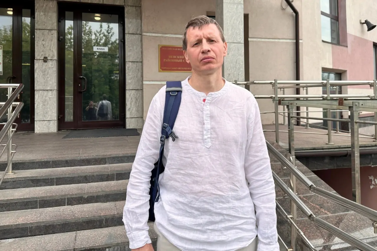 Судья признала жителя Санкт‑Петербурга виновным в пропаганде запрещённой символики за сообщение 2022 года и назначила штраф в 2000 рублей.