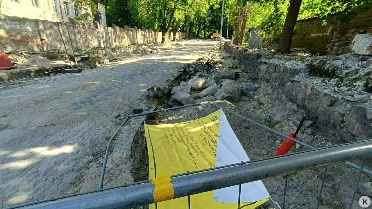Калининградский историк сообщил, что при ремонте под асфальт закатали тротуар и демонтировали старинный водосточный жёлоб — несмотря на обещания сохранить исторические элементы. По его словам, работы повредили и брусчатку на проезжей части; город рискует потерять фрагмент довоенного Кёнигсберга.