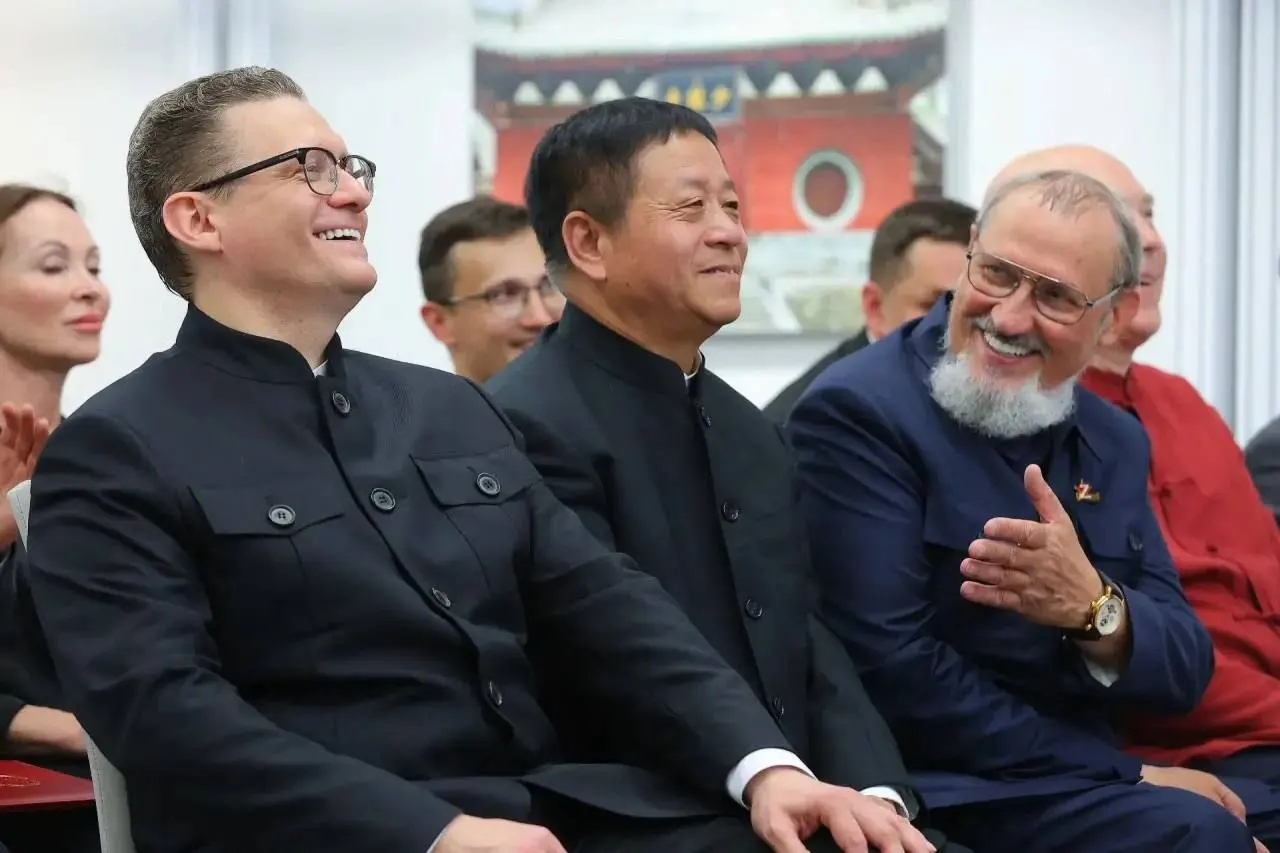 Губернатор Вологодской области открыл Музей китайской культуры и фестиваль боевых искусств. Местные считают, что вместо эффектных мероприятий нужны реальные проекты по поддержке русской культуры, медицины, образования и инфраструктуры.