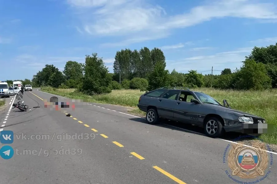 В воскресенье днём на дороге «Славск — Гастеллово» водитель электросамоката выехал с территории дачного общества, не предоставил преимущество автомобилю «Ауди» и скончался на месте. Полиция выясняет обстоятельства.