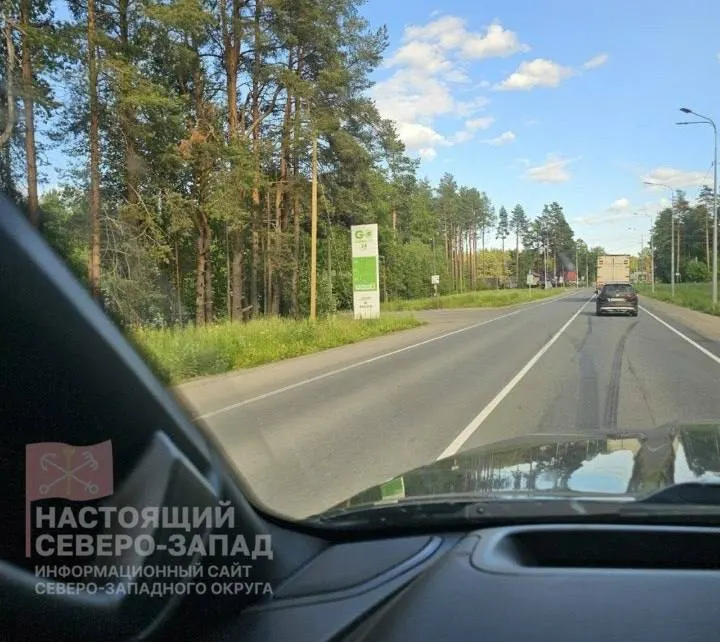 Автомобилисты сообщают, что заправки в посёлке Деревянное и перед Ужесельгой закрыты из‑за отсутствия топлива. По словам местных, на одной АЗС сняли табло с ценами, а бензин не продают уже около трёх дней. Ранее в Карелии вводили ограничения на продажу топлива.
