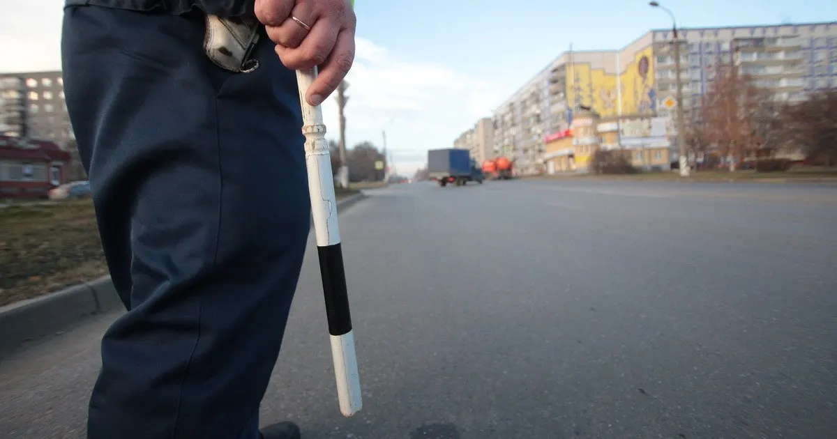 В Калининграде водитель внедорожника столкнулся со световой опорой и уехал с места ДТП. По записям из соцсетей его установили и лишили водительских прав.