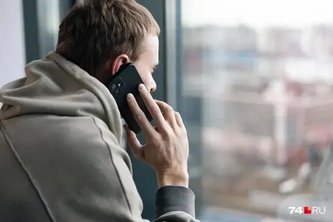 Житель Сочи, находясь в следственном изоляторе в Мурманске, представлялся сотрудником полиции и убедил троих граждан перевести сбережения на «безопасный счёт».