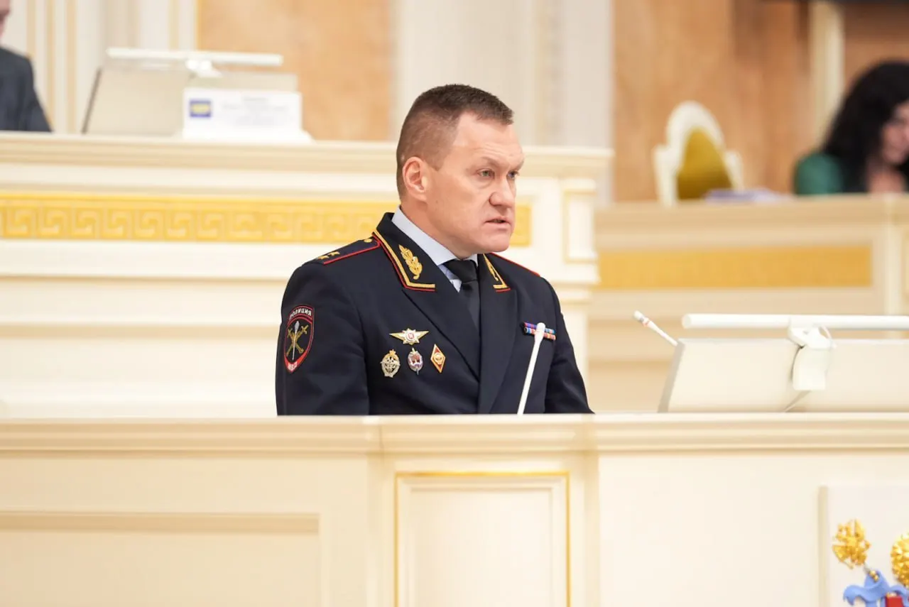 Евросоюз расширил санкционные списки: в них включили начальника петербургской полиции. Под запрет въезда в ЕС попали также заморозка счетов и другие меры. В документе отмечают ответственность Плугина за аресты скорбящих по Навальному и уличных музыкантов.