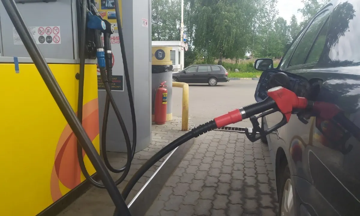 На части автозаправок в Беломорске ограничили отпуск топлива: до 60 л АИ‑95 и до 90 л АИ‑92 в одни руки, дизель продают без ограничений. В городских точках обслуживания просят расплачиваться наличными из‑за проблем с мобильным интернетом. В ряде близлежащих АЗС лимиты ещё строже — до 20 л.