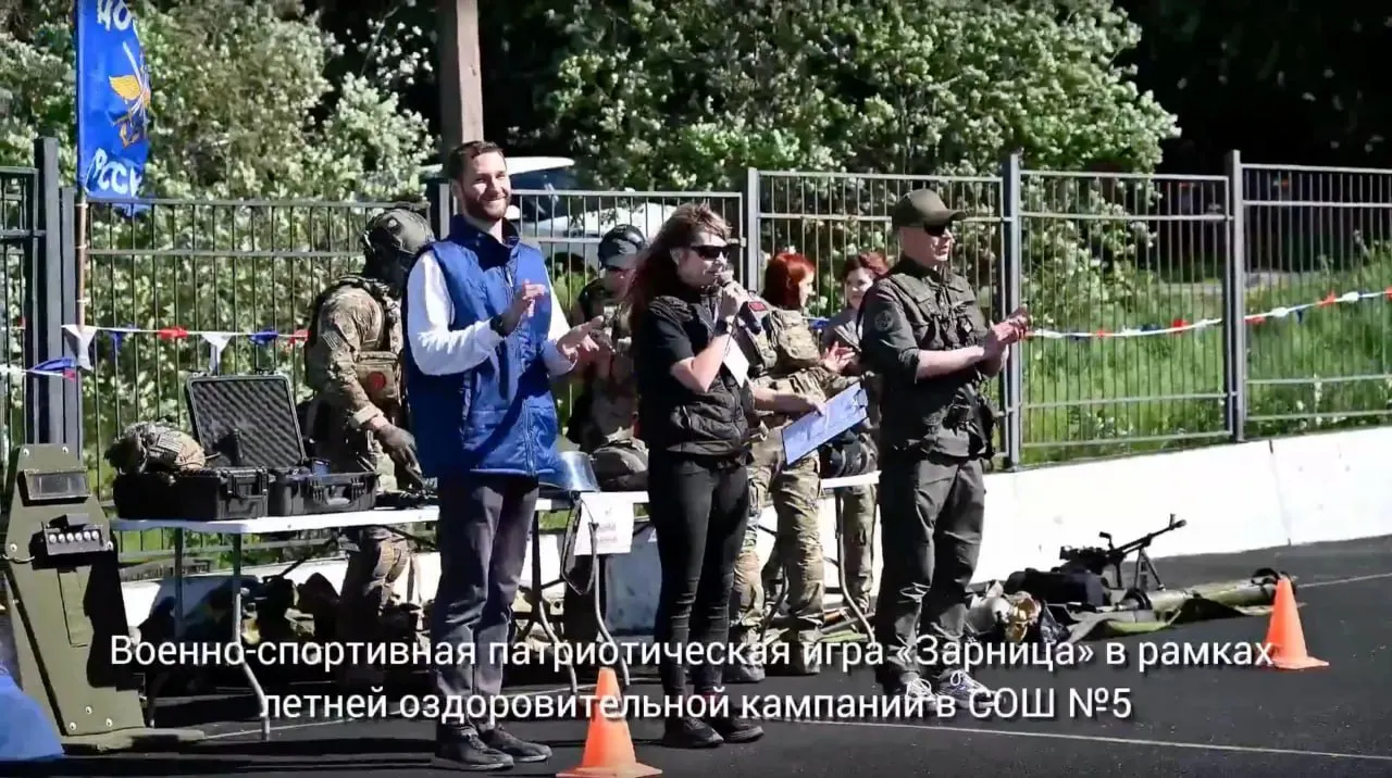 В лагере при школе №5 детям показывали автоматы, гранатомёты и тактическое снаряжение; родители утверждают, что о визите политиков и «военных» их не предупредили и не просили согласия на съёмку.