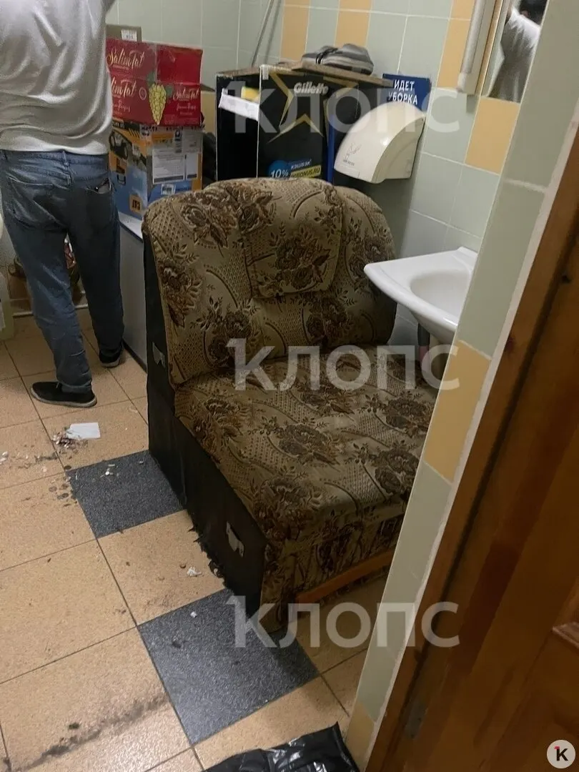 В Калининграде женщина в инвалидной коляске не смогла воспользоваться санузлом: помещение было закрыто и использовалось как комната для персонала и хранения уборочного инвентаря, внутри обнаружили тараканов. Администрация обещает реновацию.