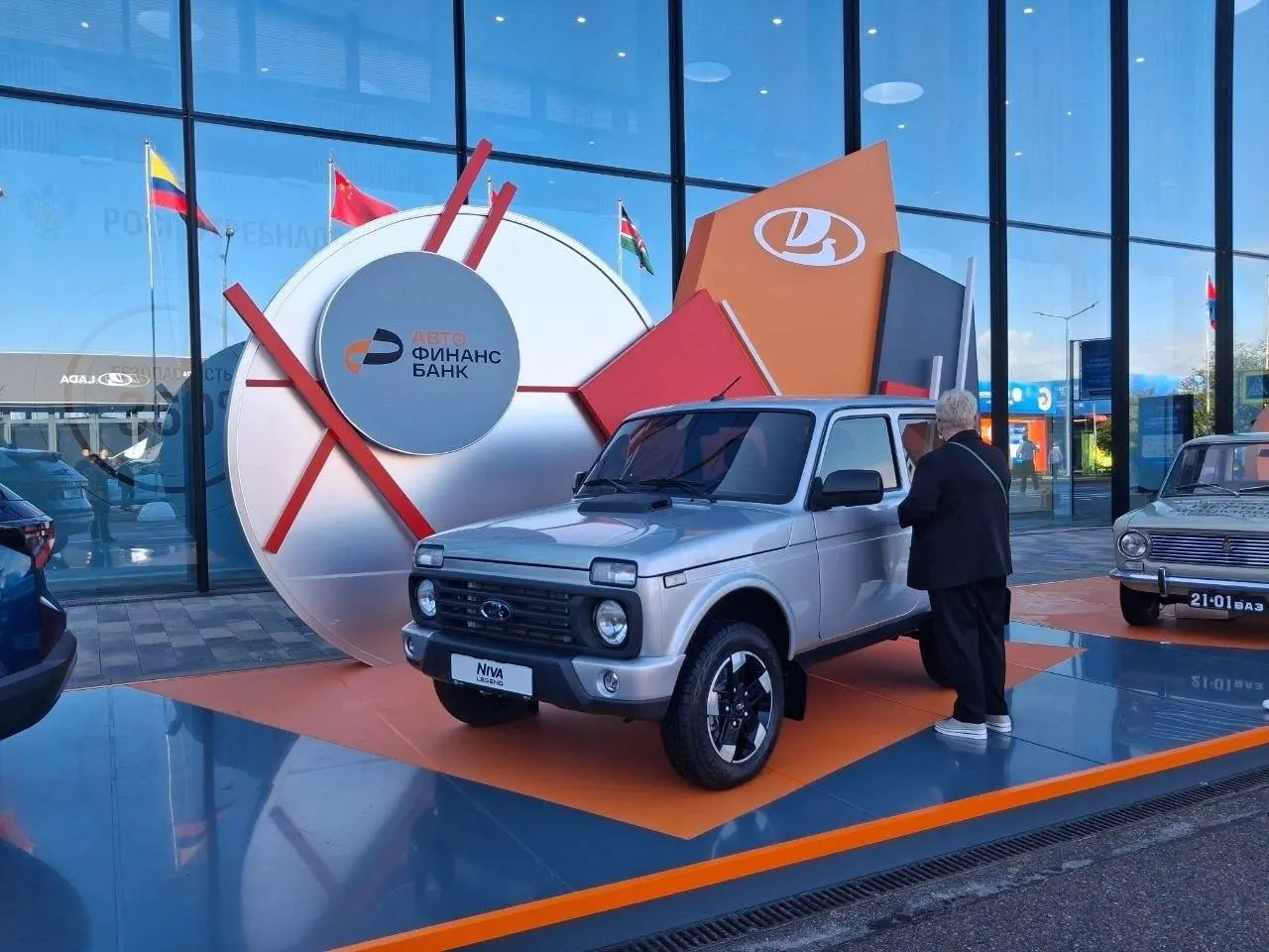 На Петербургском экономическом форуме представили обновлённую Lada Niva Legend — внешне она почти не изменилась. На стенде также показали доработанные Aurus Senat, Senat Long и Volga K50.