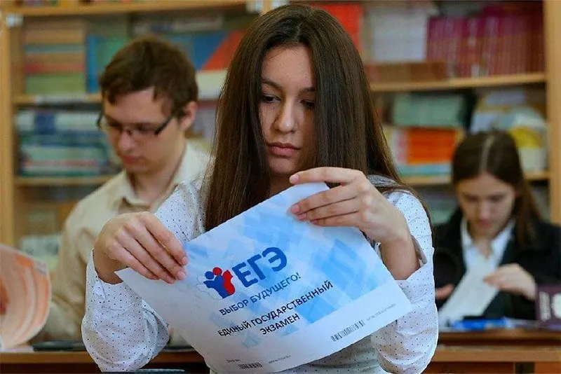 В Приморском районе 17‑летнюю школьницу не пустили на экзамен из‑за сработавшего металлодетектора; по её словам, ей пришлось снять трусы в туалете и отдать их сотруднице. Администрация заявила, что прямых указаний раздеваться не было.