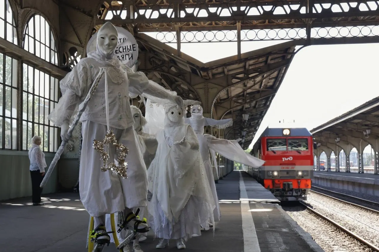 Коротко о главном: в Петербурге прибыл «Театральный поезд», скончалась актриса Алла Чернова, праздник «Алые Паруса» собрал около 65 тысяч человек; в Воронеже — задержания на мероприятии, Израиль признал геноцид армян, Мел Брукс отметил 100 лет.