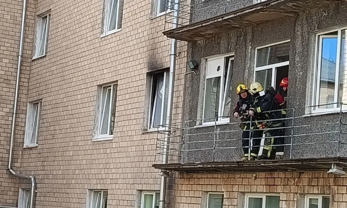 Задымление в хозяйственном помещении Республиканской больницы скорой и экстренной помощи в Петрозаводске утром 25 июня. Пациентов и персонал эвакуировали, пострадавших нет, причины устанавливают.