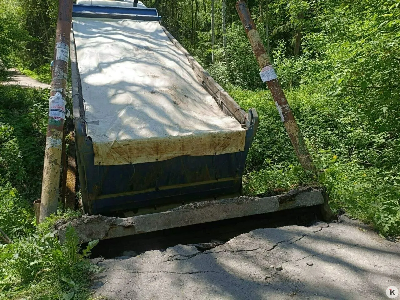 Строительство полноценной подъездной дороги по существующей просеке запрещено — участок проходит по лесному фонду и требует перевода земли. Сломанный мост через Калининградский отводной канал не в лесном фонде, его готовы починить при поддержке администрации.