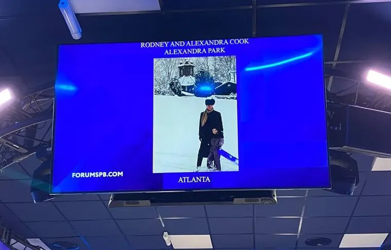 Во время сессии «Россия — США: диалог культур» на полях ПМЭФ Родни Мимс Кук‑младший продемонстрировал снимок дочери Александры на фоне их дома и заявил, что русская культура сопровождала её во взрослении.