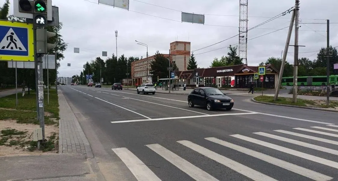 На Коммунальной и на круговом перекрёстке Балтийская—Завеличенская обновили разметку и организовали дополнительные ограничения, чтобы повысить пропускную способность и упорядочить потоки транспорта.