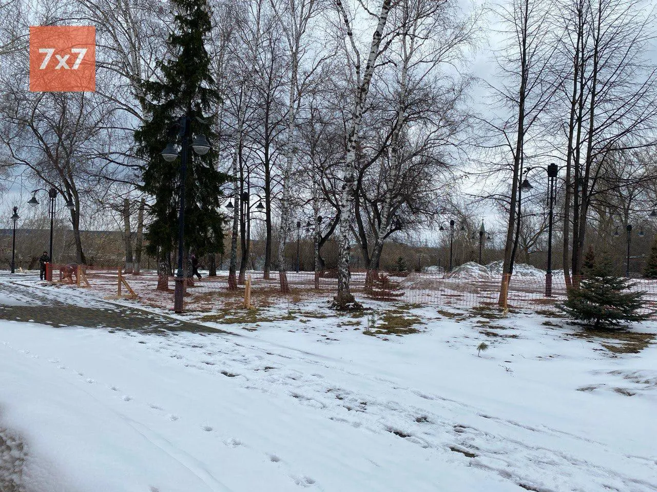 Склон у Сквера памяти жертв репрессий в Томске признали устойчивым; мемориал был демонтирован ночью, обещаний о его восстановлении пока не подтвердили. Демонтаж вызвал протесты и рассматривается как часть более широкой волны удаления памятных знаков в разных городах.
