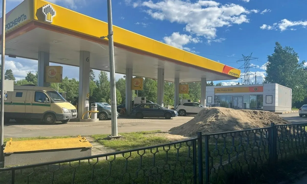 Утром 30 июня у Республиканской больницы пожилому водителю стало плохо на АЗС. Он скончался на месте; сотрудники вызвали скорую и закрыли заправку.