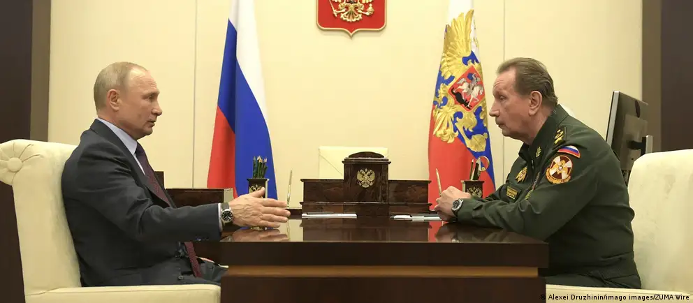 Руководство силовых ведомств якобы настаивает на переносе сентябрьских выборов из‑за экономических проблем и падения рейтингов партии власти; в Кремле это отрицают, а ряд политиков выступает против отмены голосования. Выборы пройдут 18–20 сентября — первые после начала полномасштабного вторжения на Украину.