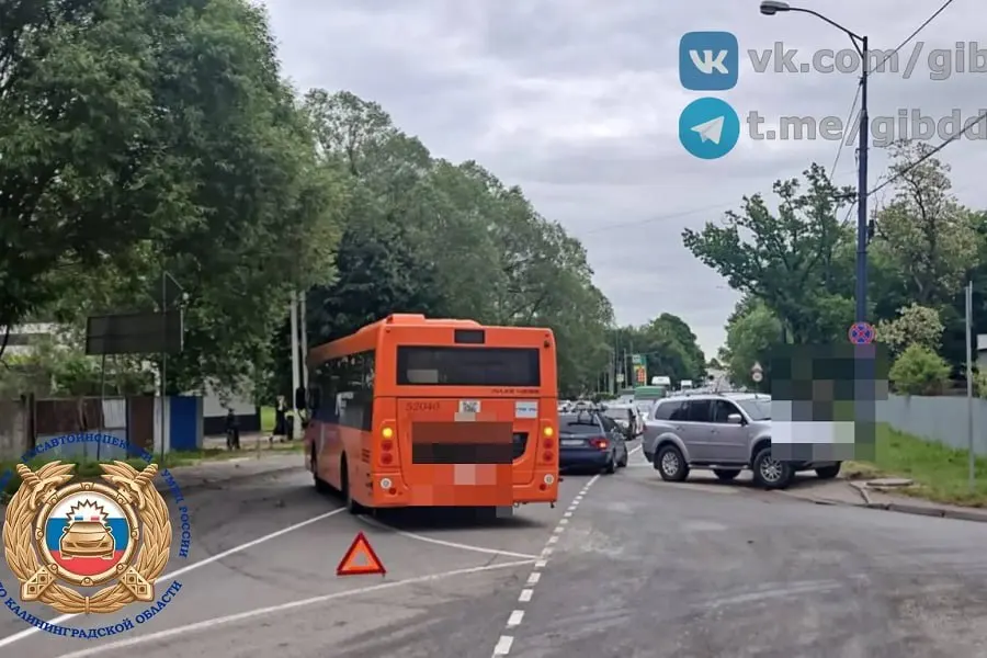 На проспекте Победы легковушка выехала со второстепенной дороги и не уступила путь автобусу: в салоне было 10 человек, пассажиры не пострадали, водитель легкового автомобиля получил травмы.