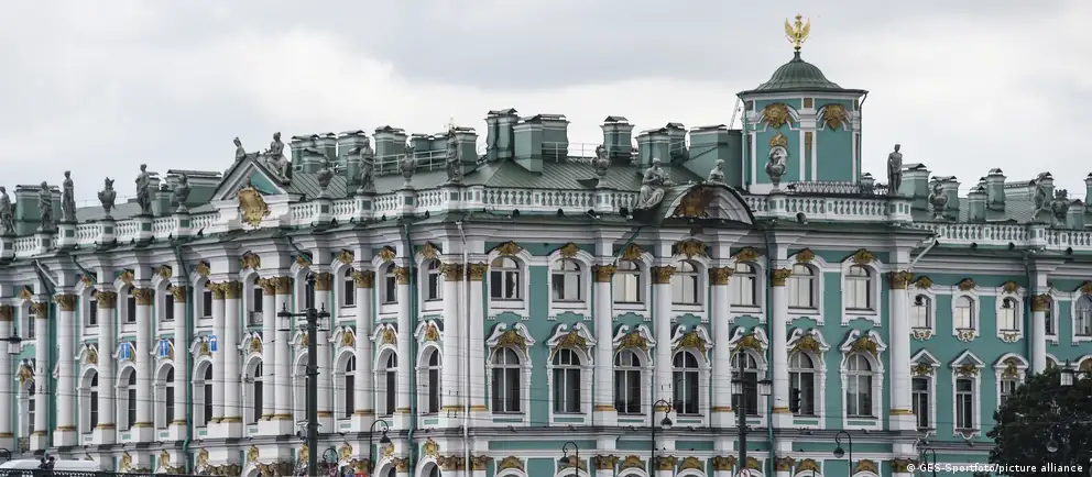 Музей отложил девять запланированных раскопок на полуострове: часть работ перенесли в другие регионы, а на территории Крыма введён режим чрезвычайной ситуации из‑за перебоев с поставками и ударами по инфраструктуре.
