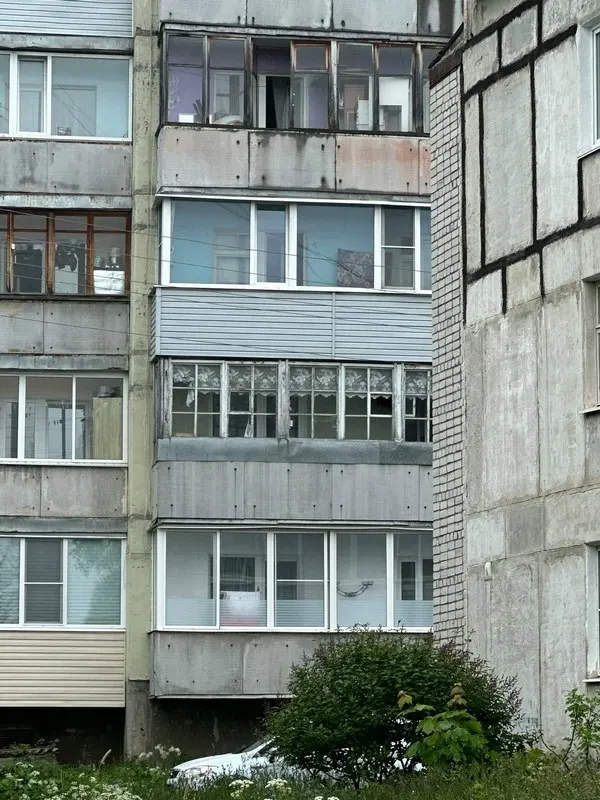 Днем 16 июня в Кеми двое мужчин с балкона стреляли по птенцам чайки на земле. Очевидица рассказывает, что спустя секунды в ту же точку вышла семья с двумя маленькими детьми — пули могли попасть в людей или животных.