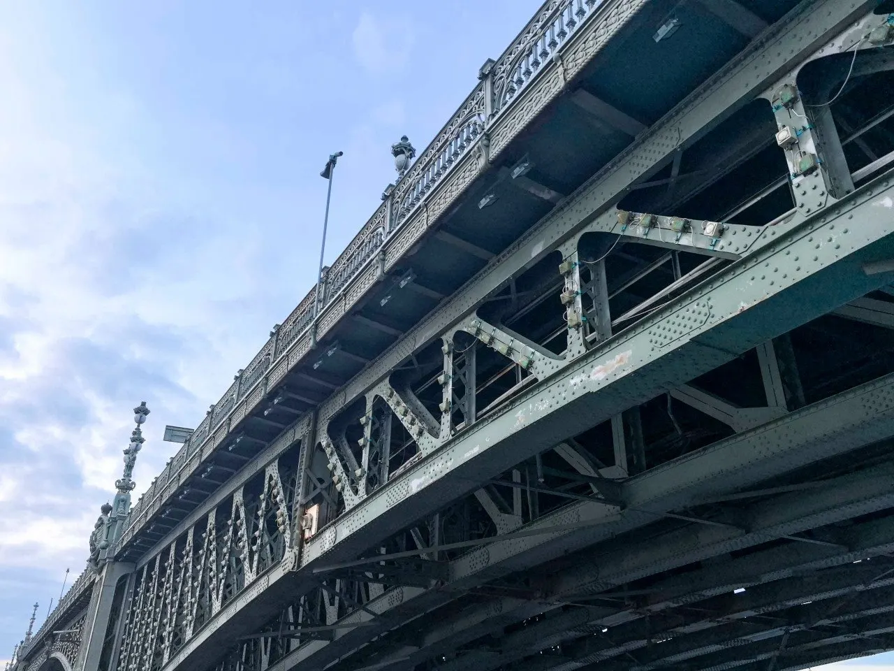 Каждые выходные до 16 октября при разводе Дворцового моста в Петербурге звучат тематические плейлисты с произведениями Прокофьева, Шостаковича, Чайковского, Глинки, Римского‑Корсакова и других композиторов. Музыку можно слушать с нескольких набережных.