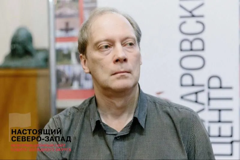Псковский суд назначил штраф в 30 тысяч рублей журналисту и писателю Алексею Семёнову за несвоевременную подачу отчёта, обязательного для лиц из реестра «иноагентов». Ранее по той же статье в регионе также штрафовали общественных деятелей.