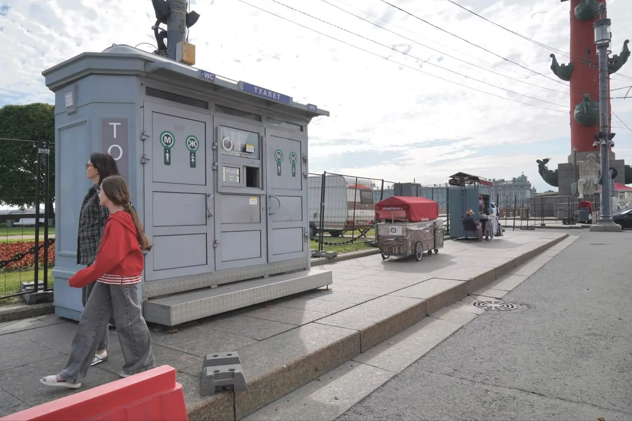 Власти Петербурга вводят ограничения на центральных улицах и мостах в связи с подготовкой и репетициями праздника «Алые паруса»: часть дорог полностью закрывают, на других сужают проезжую часть или запрещают стоянку.