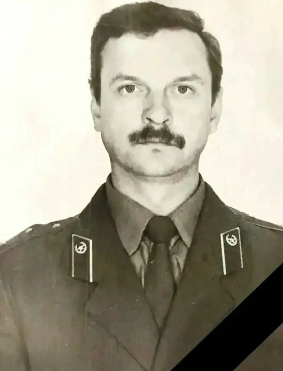Военнослужащий пожарно-спасательной части №47 Вячеслав Чупахин скончался 6 июня на территории предприятия в Большой Ижоре; обстоятельства гибели не раскрываются, прощание назначено на 10 июня.