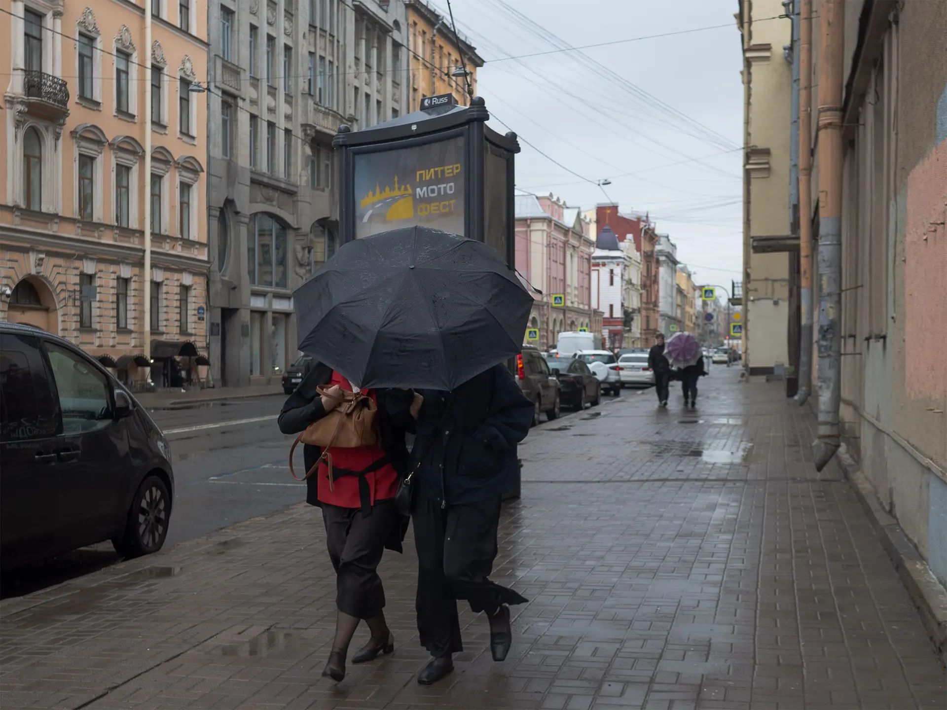 МЧС предупреждает о ветре до 15 м/с и дождях; температура +13…+15°C, к вечеру местами до +17°C. К выходным потеплеет до +25°C.
