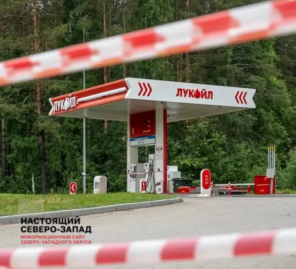 Около двадцати автозаправочных станций в республике приостановили работу из‑за дефицита бензина; власти говорят о запасах, но отмечают очереди и ограничения на отпуск топлива.