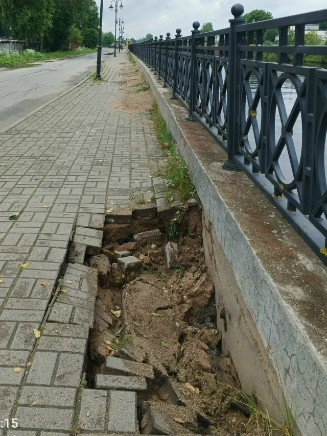 Власти Белозерска показали фотографии «до» и «после» ремонта недавно построенной набережной — работы провели бюджетно, устранив разрушения.