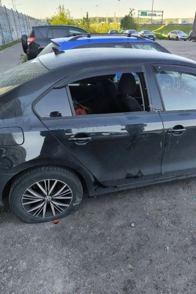 В Санкт-Петербурге мужчина повредил автомобиль бывшей: четыре проколота колеса, разбито стекло и признание, написанное на лобовом. Задержали подозреваемого росгвардейцы; ранее он имел судимости за тяжкие преступления.
