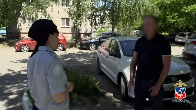 Таксист заподозрил неладное в поведении пассажира и вызвал полицию. Выяснилось, что 19‑летний мужчина по указанию мошенников забрал у вдовы участника СВО миллион рублей; ранее он уже переводил мошенникам несколько миллионов. Деньги вернули, подозреваемый арестован.