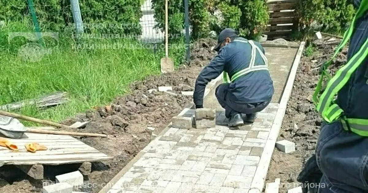Пешеходный путь от новостроек до спорткомплекса «Янтарь» получил твёрдое покрытие: вместо грунтовой тропы уложили плитку для удобства и безопасности жителей.