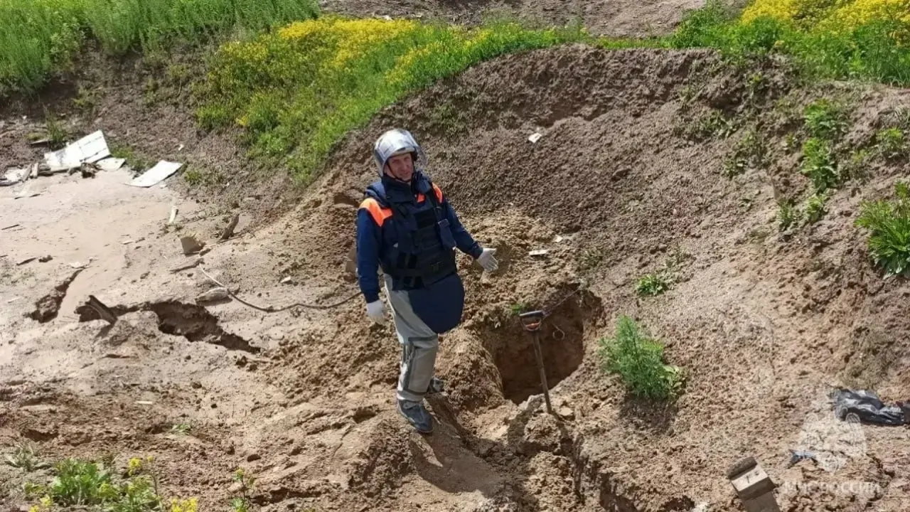 В карьере под посёлком Ново-Каменское нашли 41 кумулятивную авиабомбу по 4 кг, ещё одна 50-килограммовая фугасная бомба обнаружена возле Знаменки; все боеприпасы вывезены и уничтожены на полигоне.