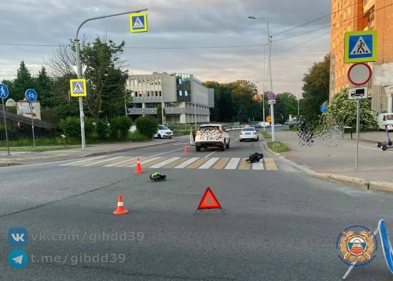 ДТП произошло ночью: 21-летнего пострадавшего с травмами госпитализировали, инспекторы выясняют обстоятельства.