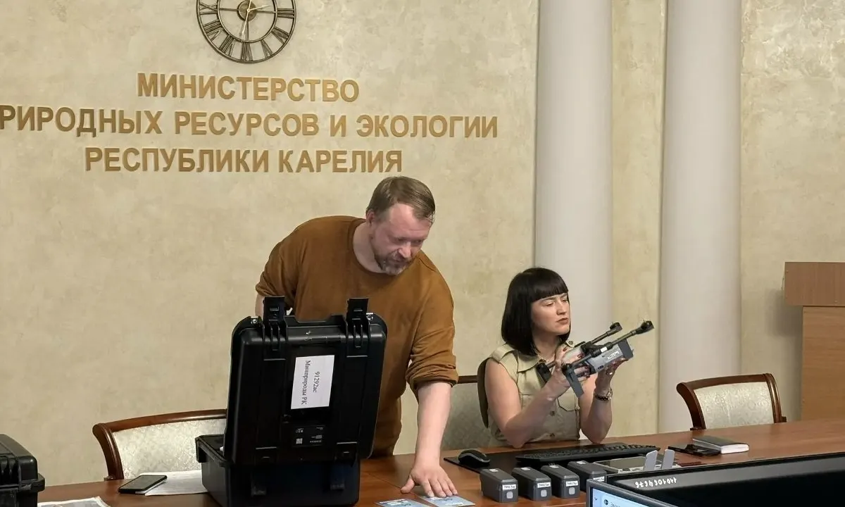Министр природных ресурсов и экологии Карелии проходит комплексное обучение по использованию БПЛА: теория, практика и полевые занятия. Ранее республика закупила 42 аппарата, сейчас навыки осваивают более 100 человек.