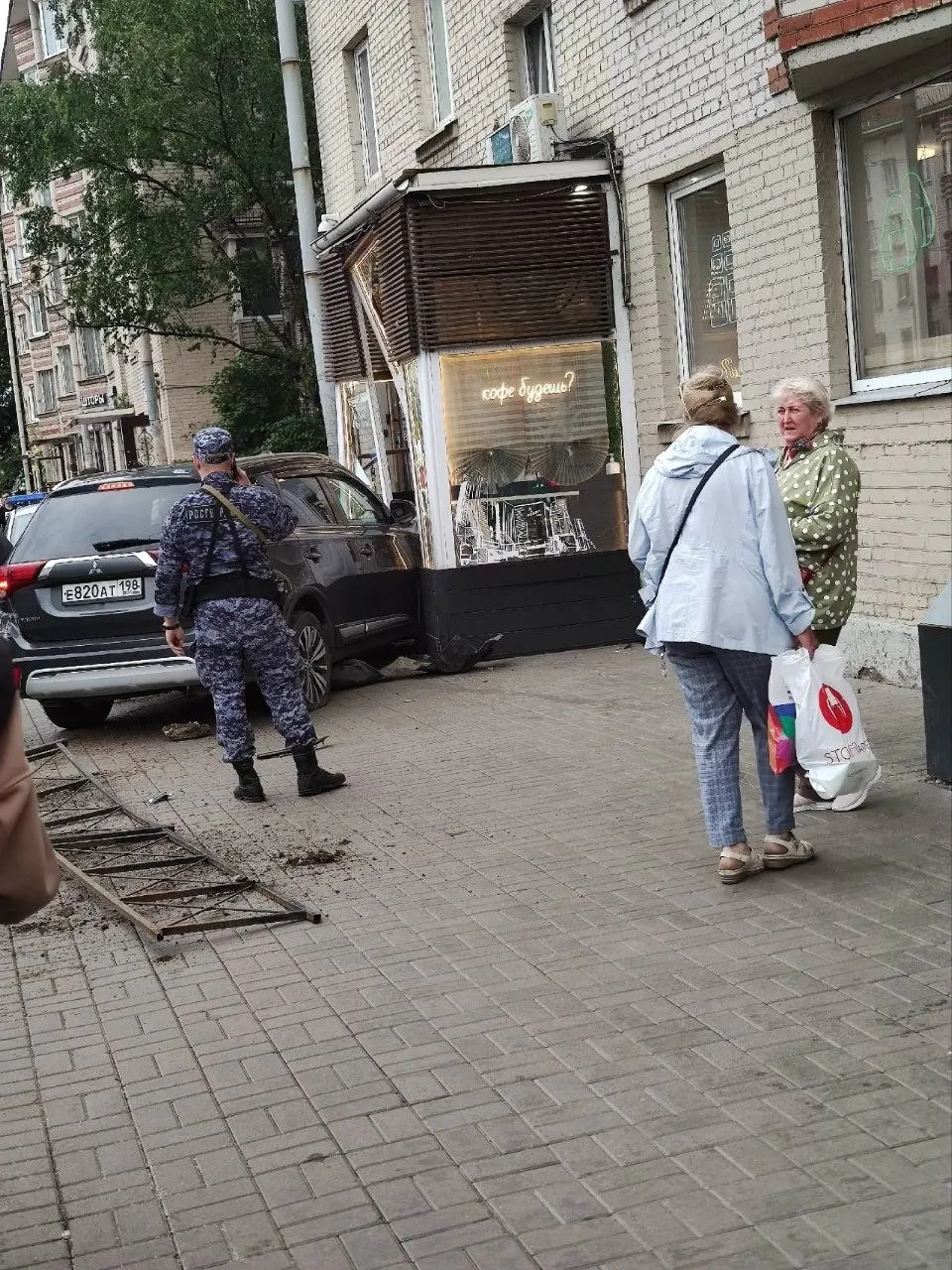 На Заневском проспекте в Санкт-Петербурге автомобиль влетел в киоск с кофе. На месте работают скорая помощь и полиция, обстоятельства выясняются.