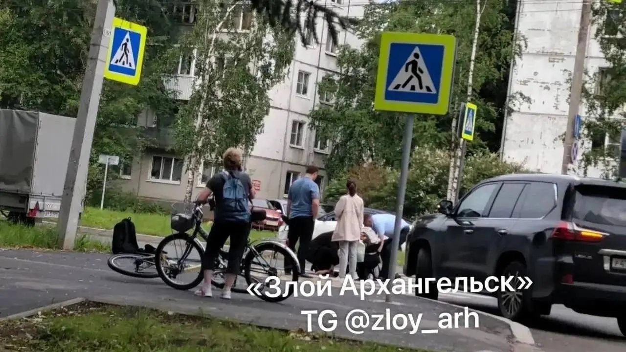Пострадавшего обнаружили на проезжей части; первоначально предполагали наезд, но в ГАИ уточнили, что человеку внезапно стало плохо, его увезла скорая.