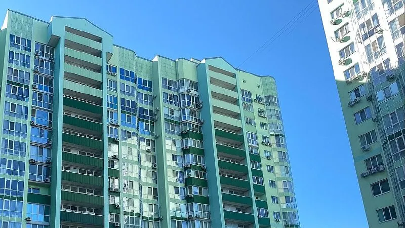 Средняя цена квартиры в новостройках в Саратове в мае опустилась на 0,8% — до 6,4 млн рублей; по стране снижение составило 0,1%.