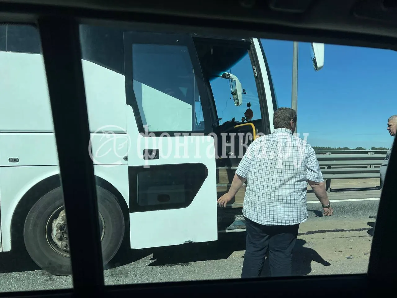На трассе «Сортавала» автобус с детьми попал в ДТП с двумя легковыми машинами. Один автомобиль сильно повреждён, детей пересадили в другой автобус, на дорогах образовались пробки.