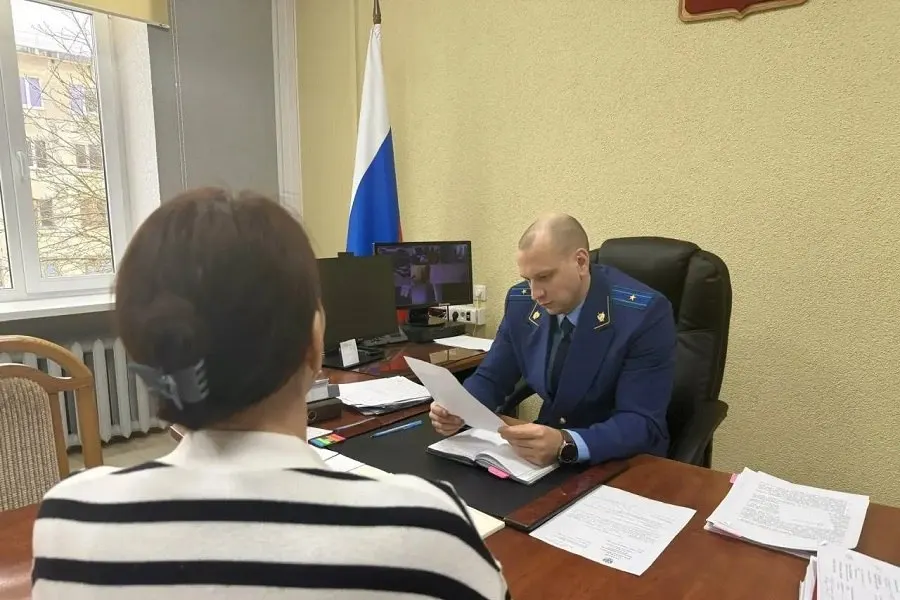 Надзорное ведомство подало иск к подрядчику по содержанию дорожного покрытия: прокуратура просит взыскать моральную компенсацию за травму головы, полученную пенсионеркой после падения у дома в Черняховске.