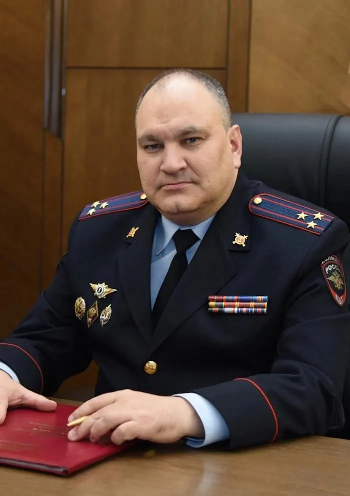 Константин Кремнев назначен заместителем начальника ГУ МВД по Волгоградской области и временно исполняет обязанности начальника. Родился в 1980 году, службу в МВД начал в 2000 году, окончил Воронежский институт МВД и прошёл карьерный путь от оперуполномоченного до руководящих должностей в УМВД Курганской области.