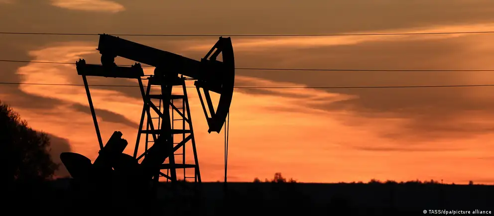 Разблокировка Ормузского пролива и возвращение ближневосточной нефти снизили мировые цены, что серьёзнее сокращает нефтегазовые поступления в бюджет, чем повреждения НПЗ. Эксперты призывают жёстче контролировать «теневой флот» и финансовые потоки.