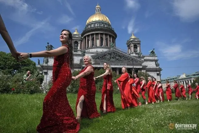 Акция «Сердце мира в красных платьях», родом из Красноярска, прошла в Петербурге: участниц обещали танцами, фотосессиями и «вниманием от мужчин». Стоимость участия — около 1,7 тыс. рублей; по расписанию акция прошла в нескольких городах.
