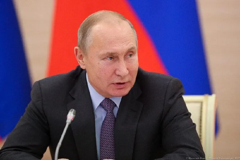 Президент сообщил о полной загрузке НПЗ и временном запрете экспорта бензина и авикомпонентов; в Калининградской области из‑за всплеска спроса ввели лимиты на отпуск топлива, при этом поставки продолжаются.