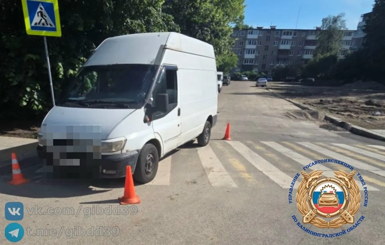 Авария произошла возле дома №7: 35‑летняя женщина пыталась переехать пешеходный переход на электросамокате, не спешившись, и получила травмы.