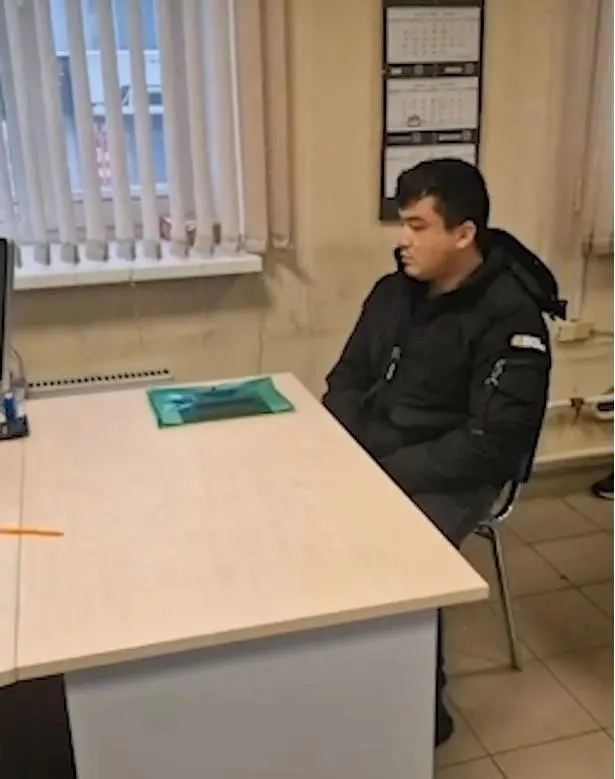 Из страны выдворили восемь человек из Центральной Азии — среди них оказался бывший житель Архангельской области, которого лишили российского гражданства. В ФСБ заявили, что он представлял угрозу национальной безопасности и негативно относился к службе в армии.