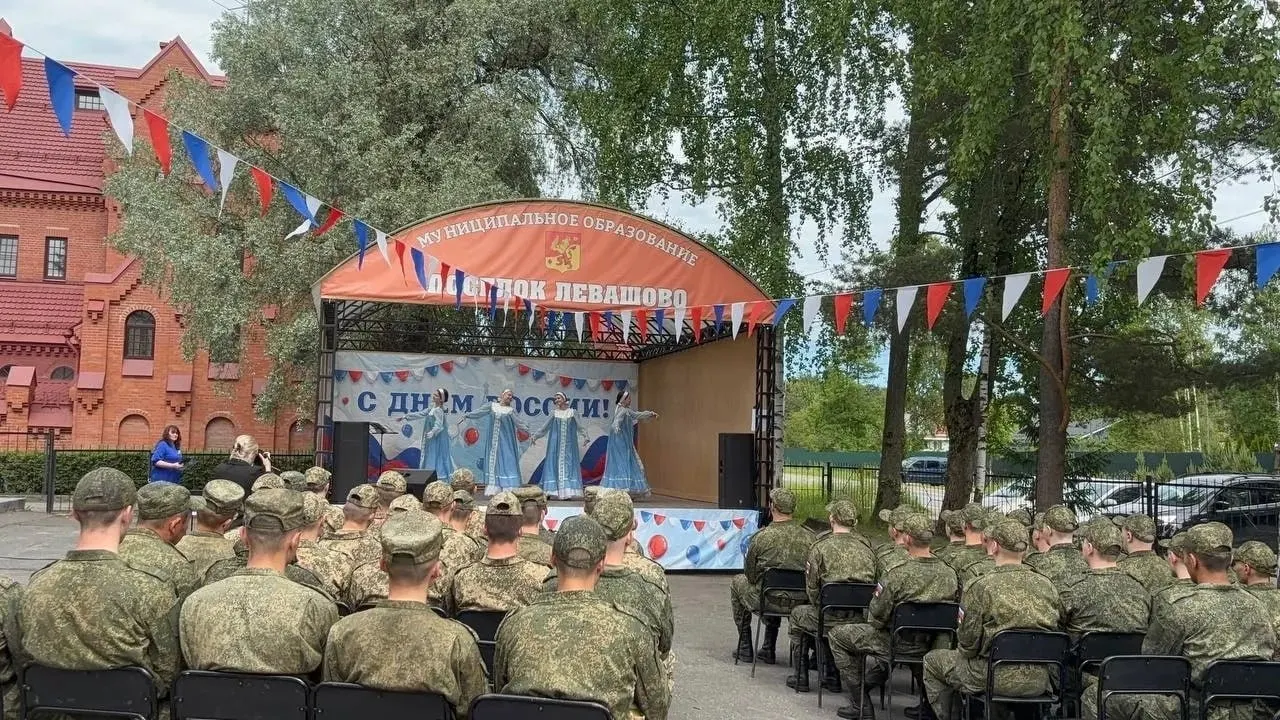 Ученицы школы №346 из Невского района выступили на концерте в Левашово 11 июня: в программе были народные и бальные номера, командование воинских частей поблагодарило коллектив.