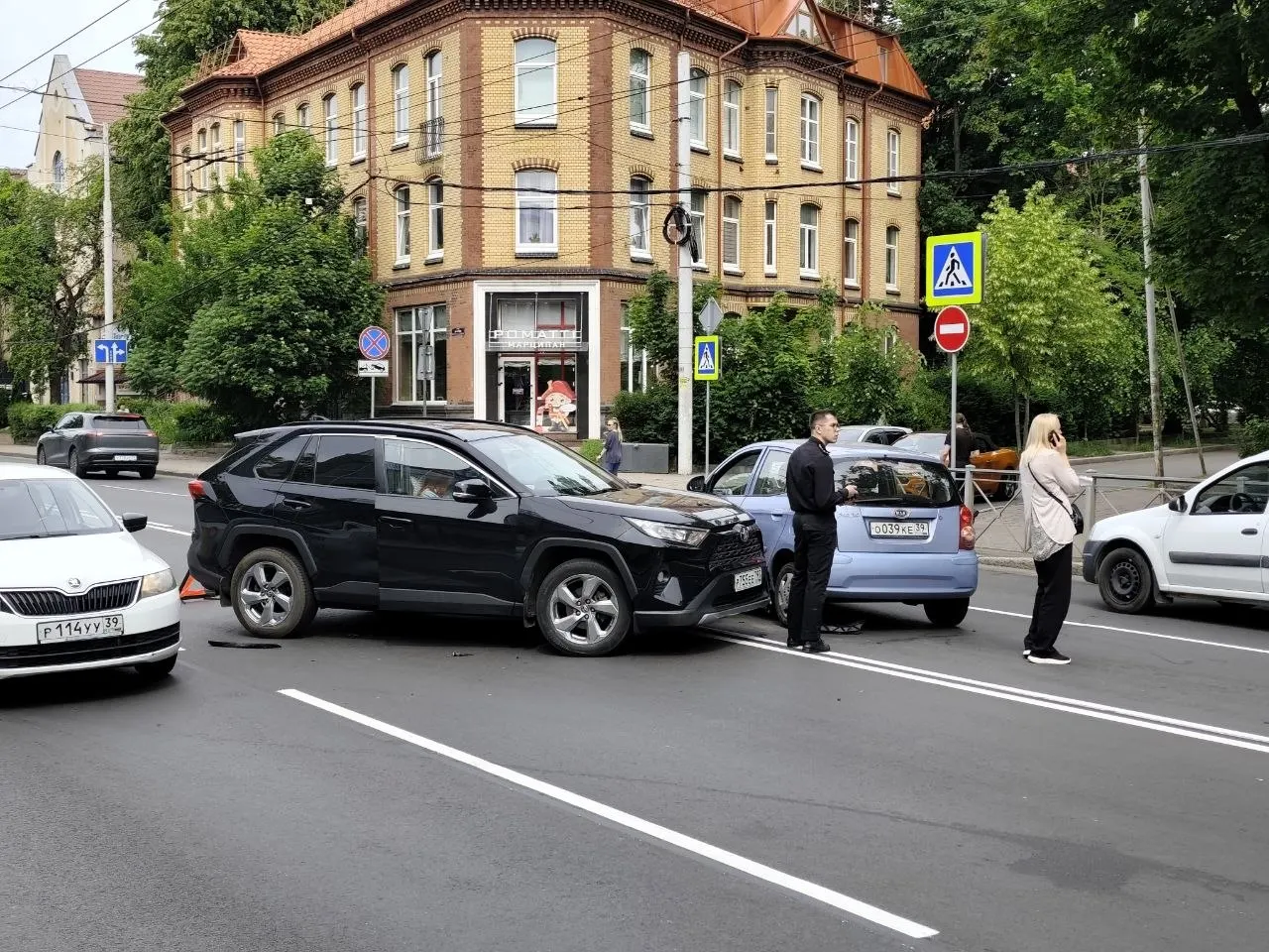 На проспекте Мира (поворот на улицу Пугачёва) произошло столкновение трёх автомобилей; движение затруднено в обе стороны, информация о пострадавших уточняется.